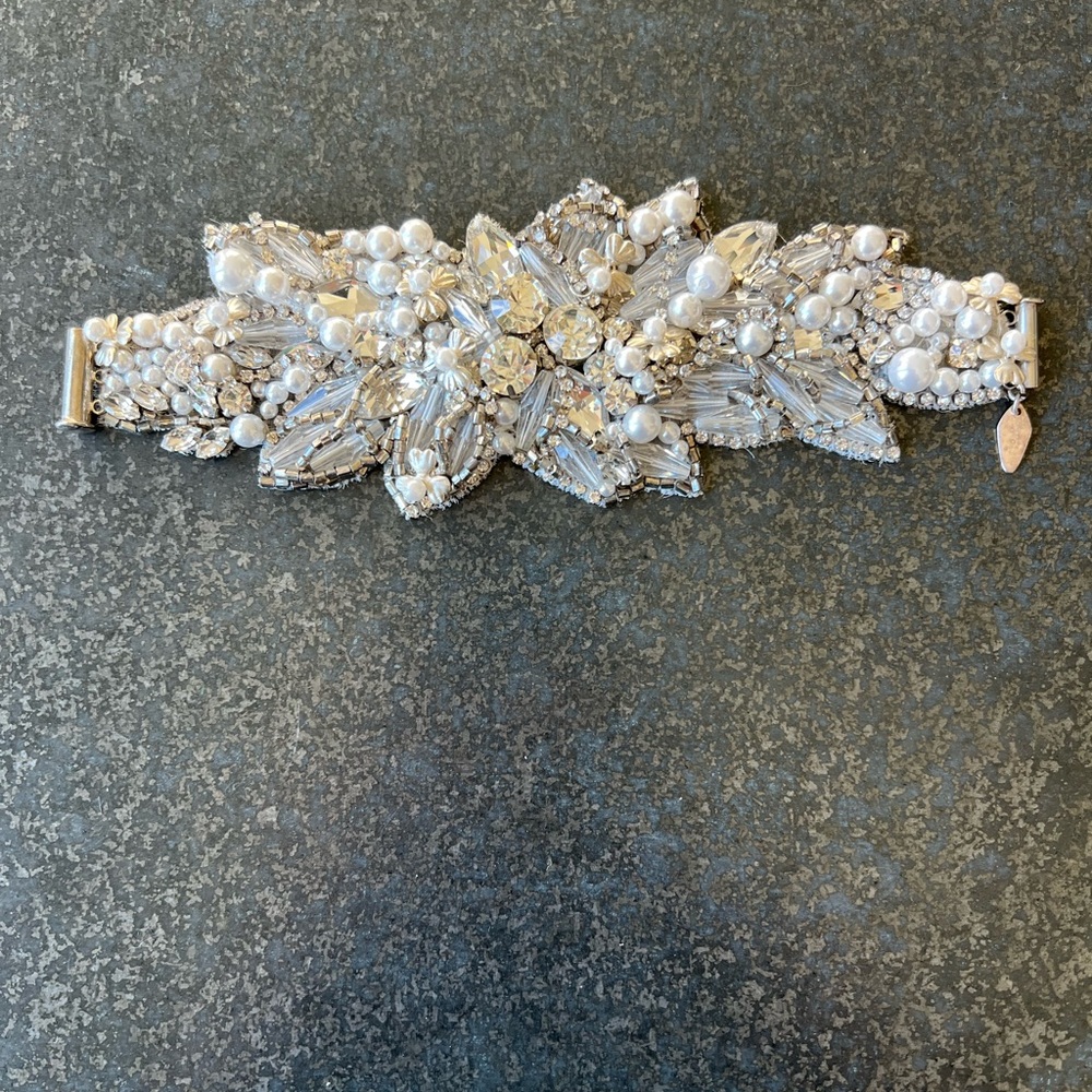 Elegant Crystal and Pearl Embellished Bracelet